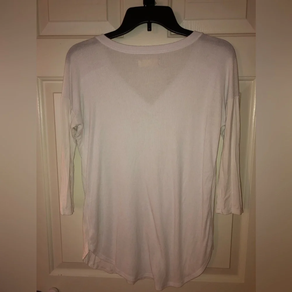 Hollister V-neck Top size small elbow length sleeves - Picture 7 of 7